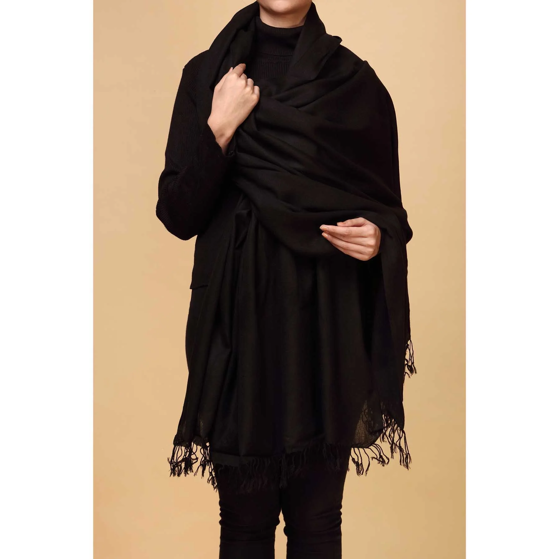 Black Color Winter Shawl PW1719 - Image 2